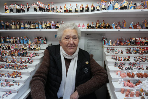 Artesana de figures pel pessebre popular