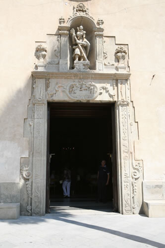 Detall de l'entrada a l'esglèsia de Sant Cristòfor a Premià de Mar