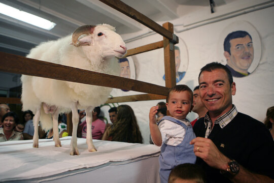 Tothom es vol fotografiar amb l'animal