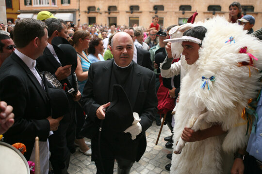 S'Homo des Be deixa passar els caixers i sa capellana