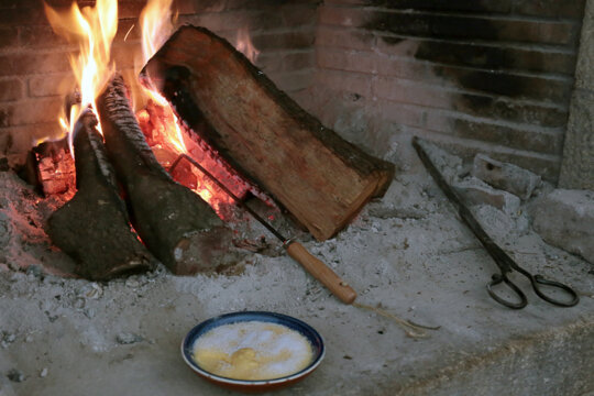 Preparant el cremador a la llar de foc