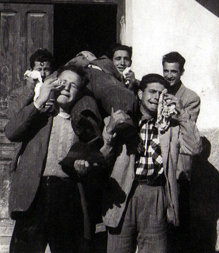 Plorant la mort del Carnestoltes a Rialb de Noguera, mitjans segle XX