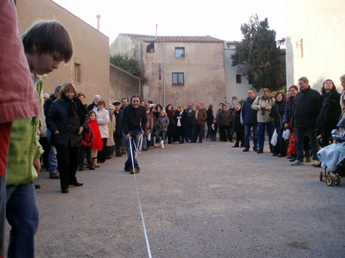 Mesurant el llançament d'un pinyol d'oliva