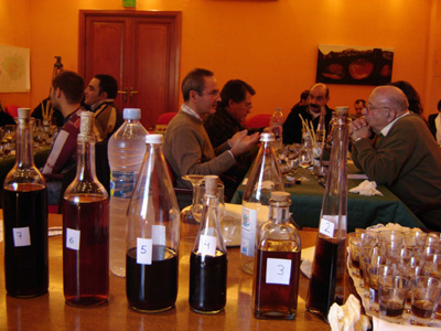 A la Fira de la Ratafia de Besalú, al desembre, el jurat té veritables dificultats per decidir quina
