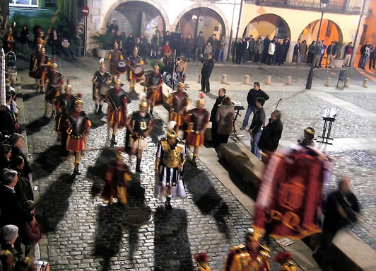 El manípul de manaies entrant a plaça