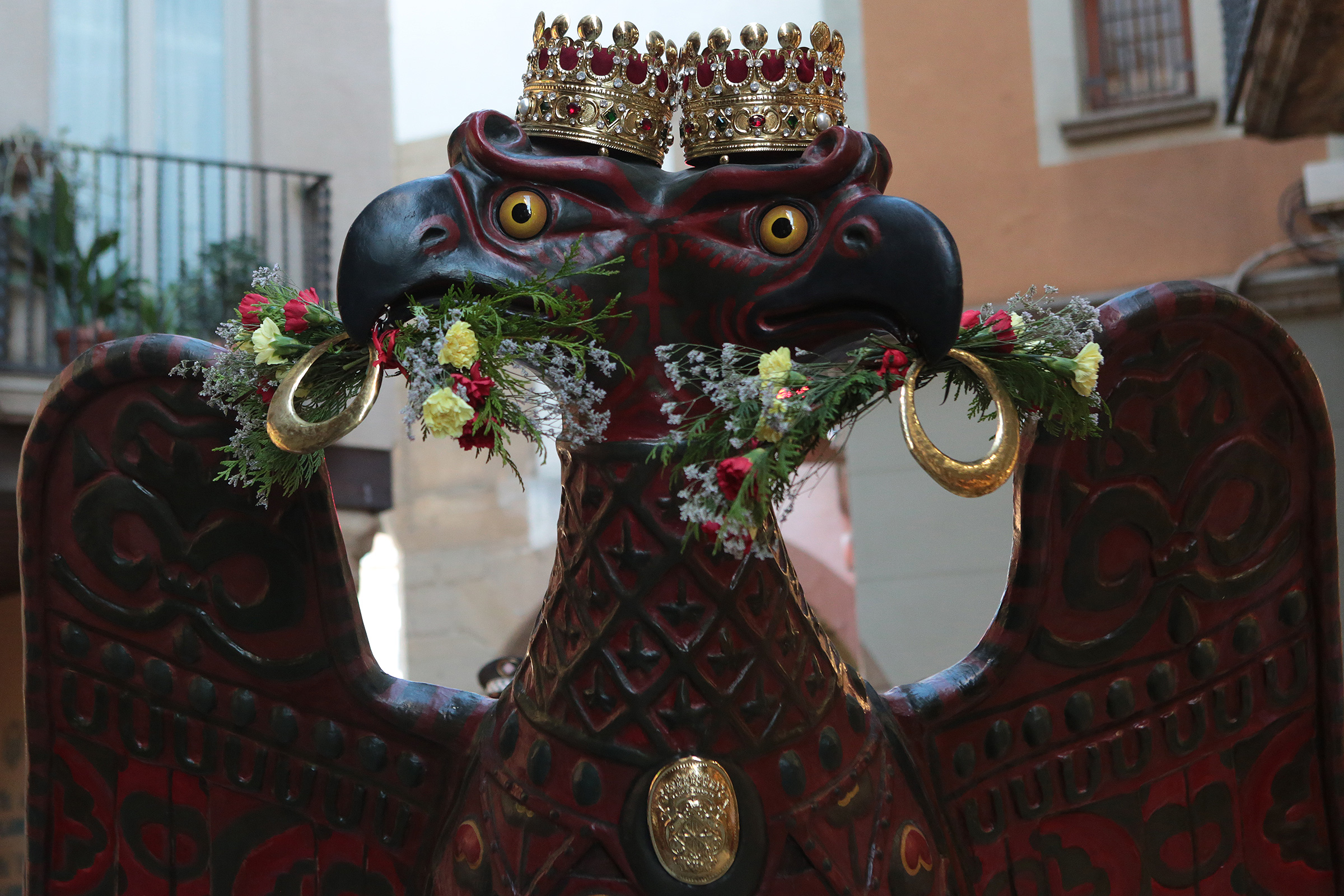 És una Àliga coronada i amb les ales desplegades