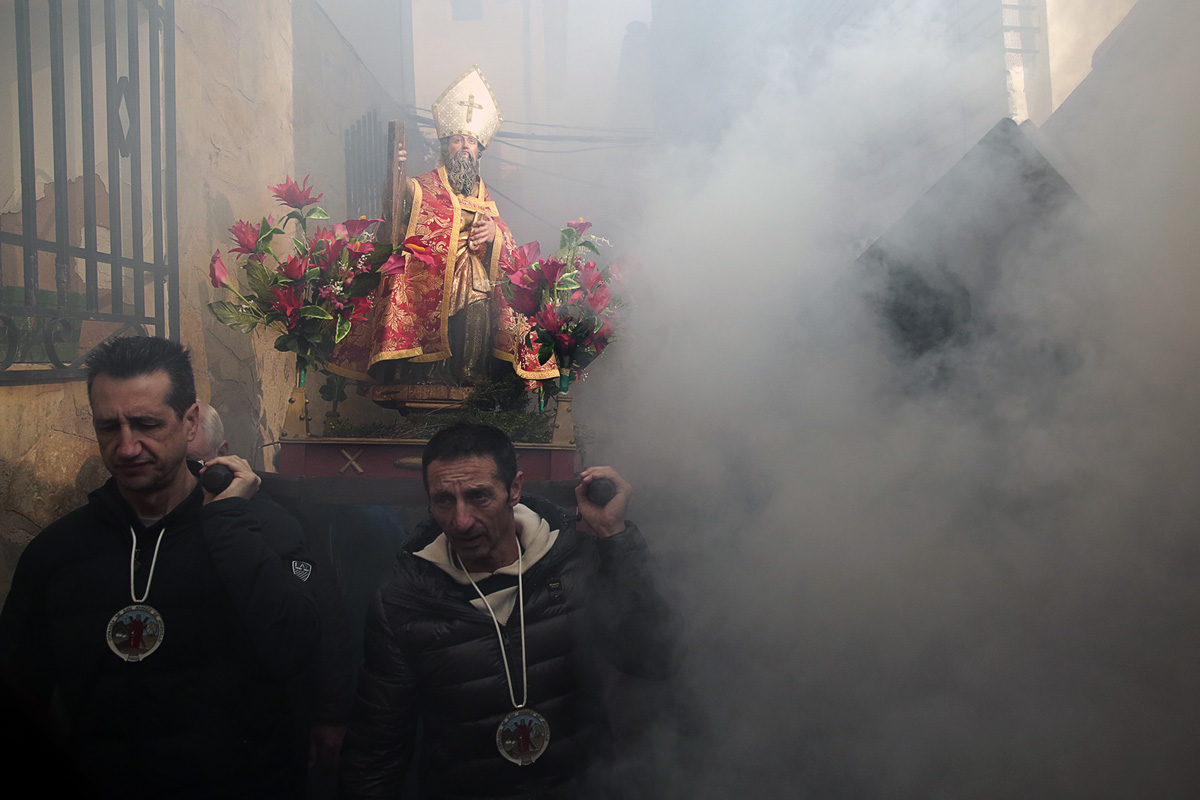 La imatge del sant avança com pot