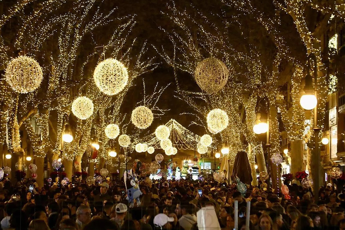 Llums de Nadal a una ciutat gran. Foto: Diari AraBalears