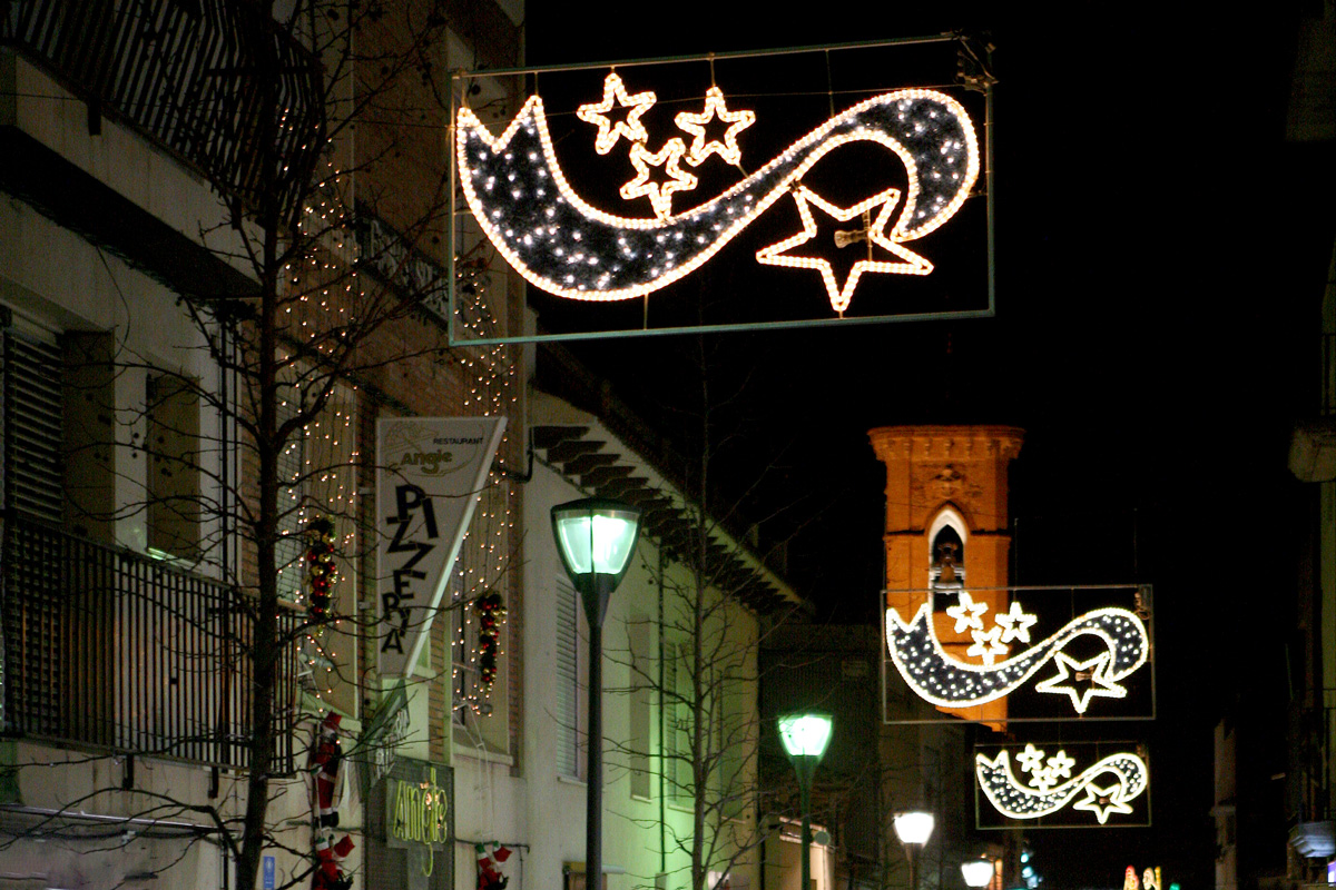 Lluminària als carrers d'un poble petit