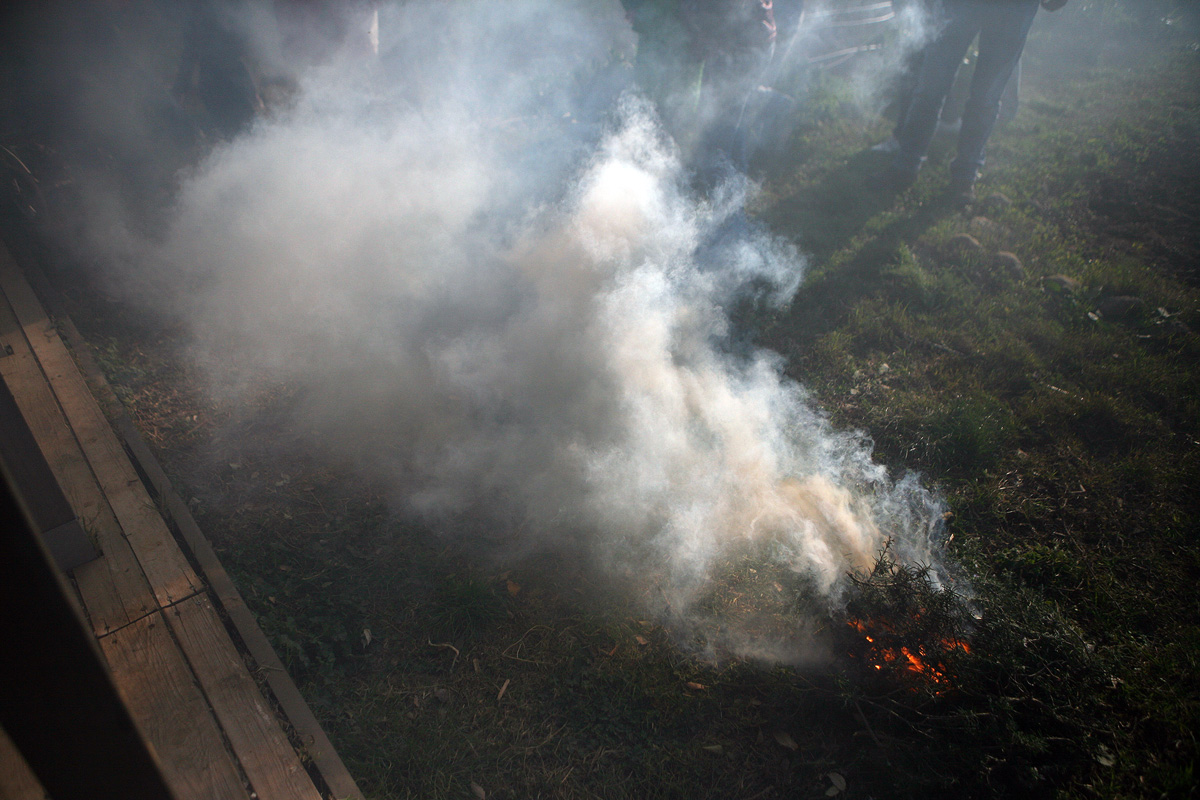 Una de les petites fogueres amb romaní i farigola