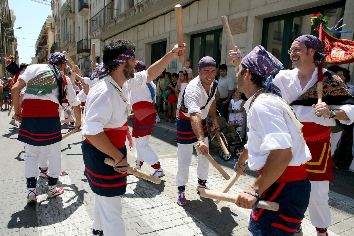 Bastoners en plena actuació a Vilanova i la Geltrú