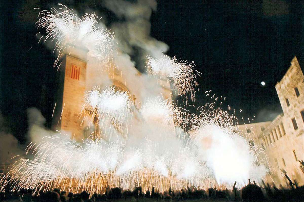 L'espectacle pirotècnic a la Basilica de Santa Maria