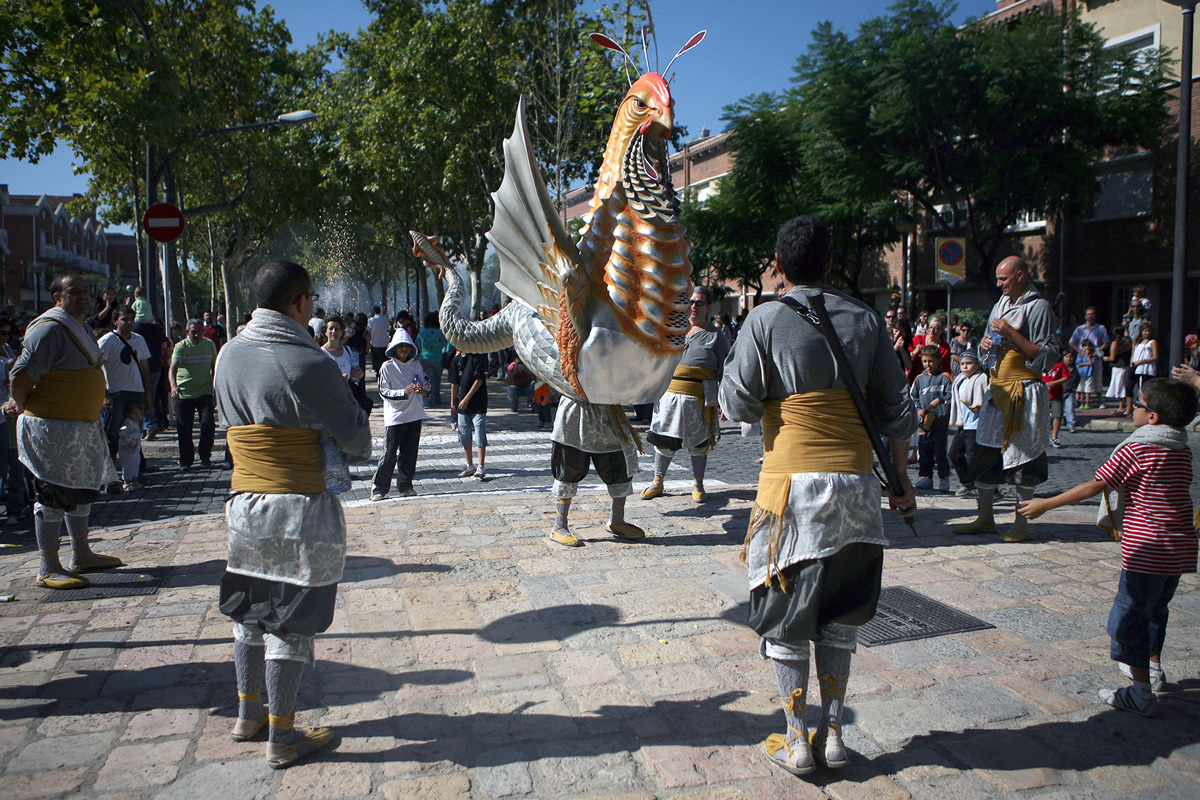 El Basilisc envoltat pels seus portadors