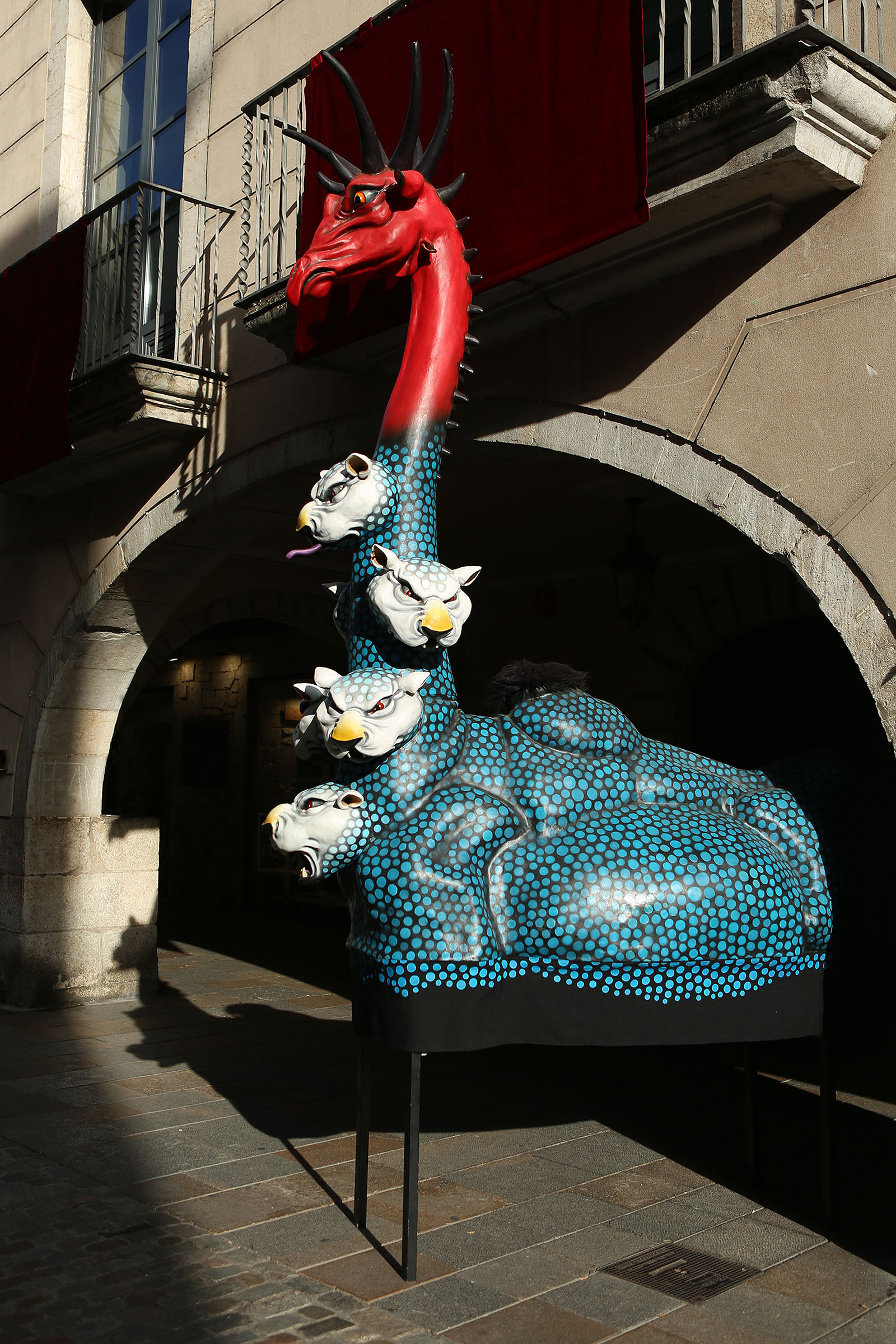 La figura fa 4 metres