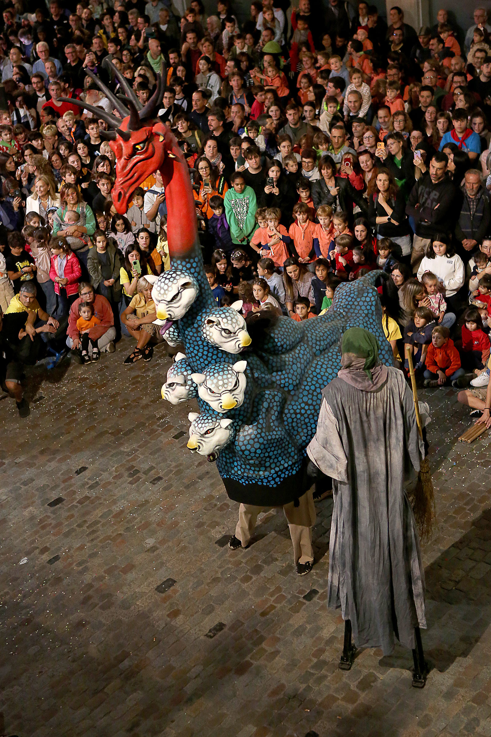 La bèstia a la plaça del Vi, acompanyada per la Bruixa de la Catedral