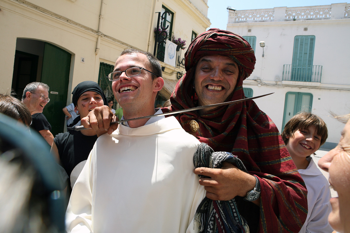 Un pirata reté un dels sacerdots