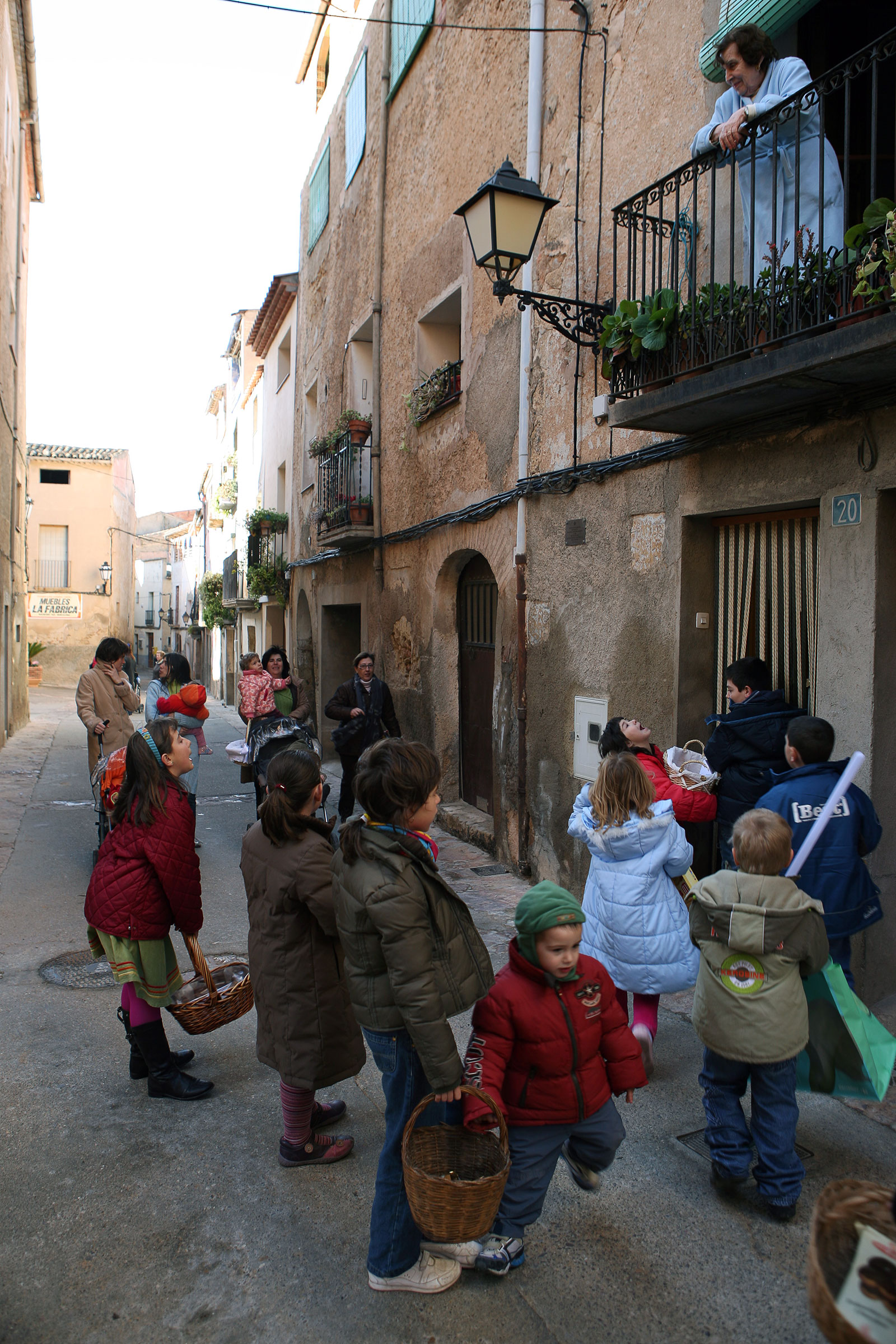 Els veïns surten de dins les seves cases per rebre'ls