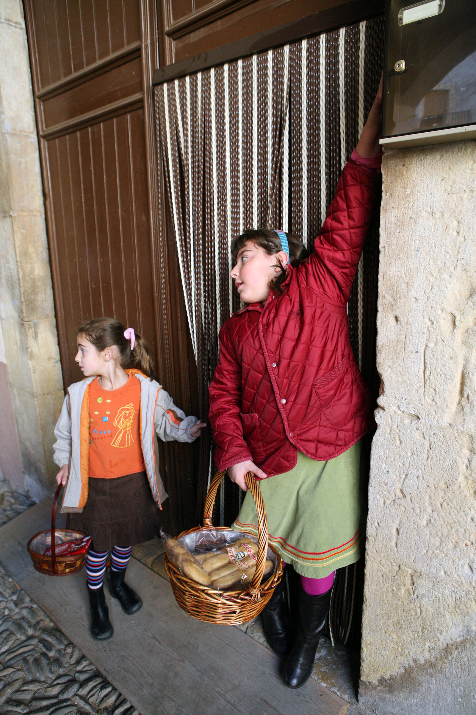 Els infants passen casa per casa