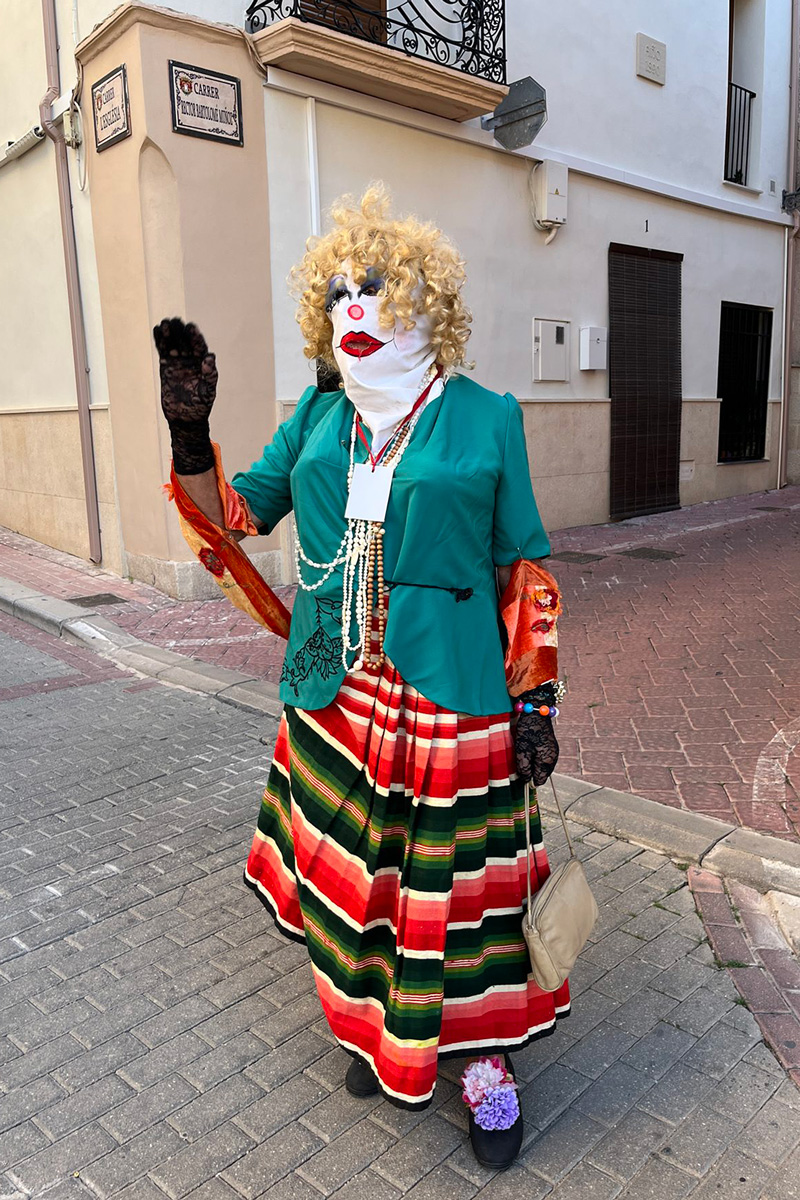 Una tros de tela pintat cobreix el rostre