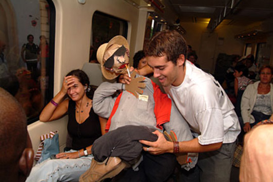 Es fa seure el ninot dins el tren