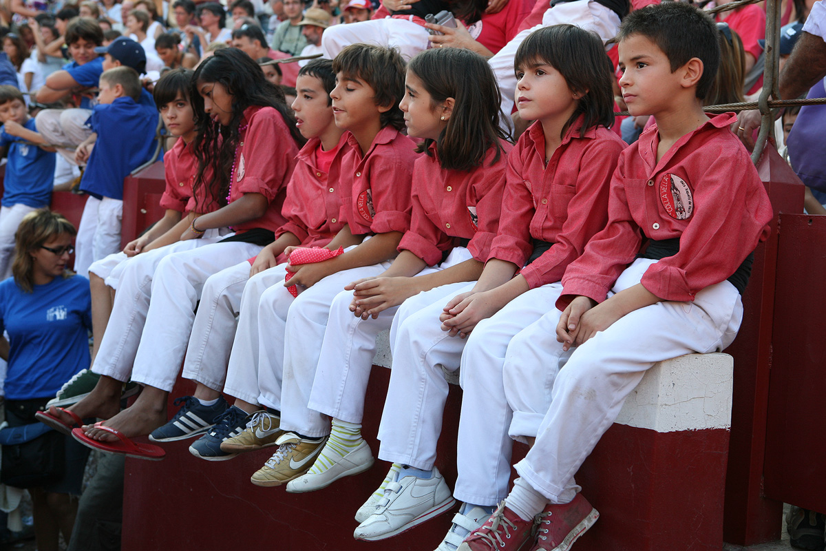 Joves castellers esperant el seu torn