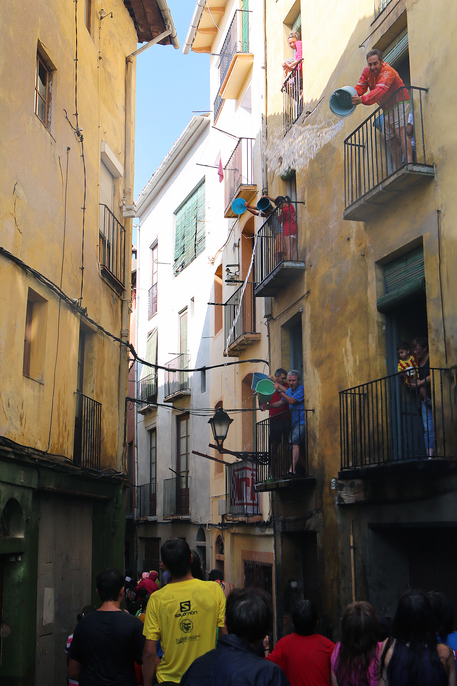 Llançant aigua des dels balcons, a Berga