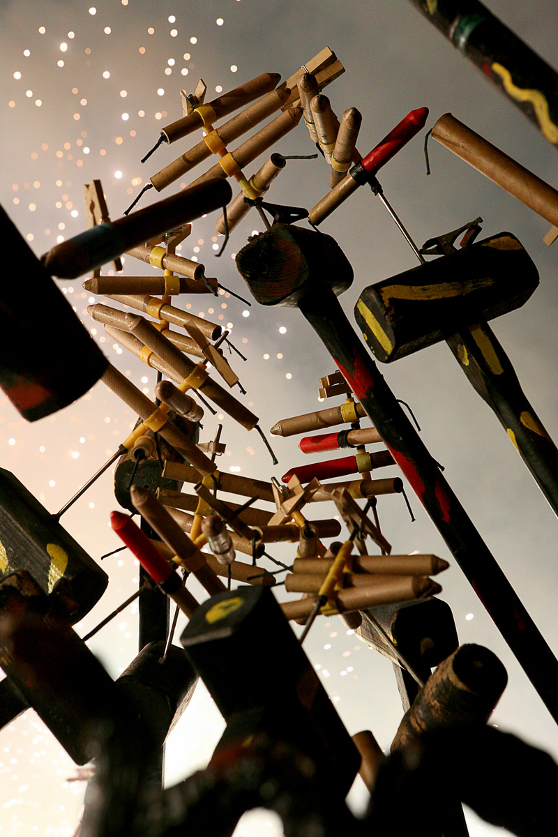 Encesa conjunta de maces carregades amb carretilles