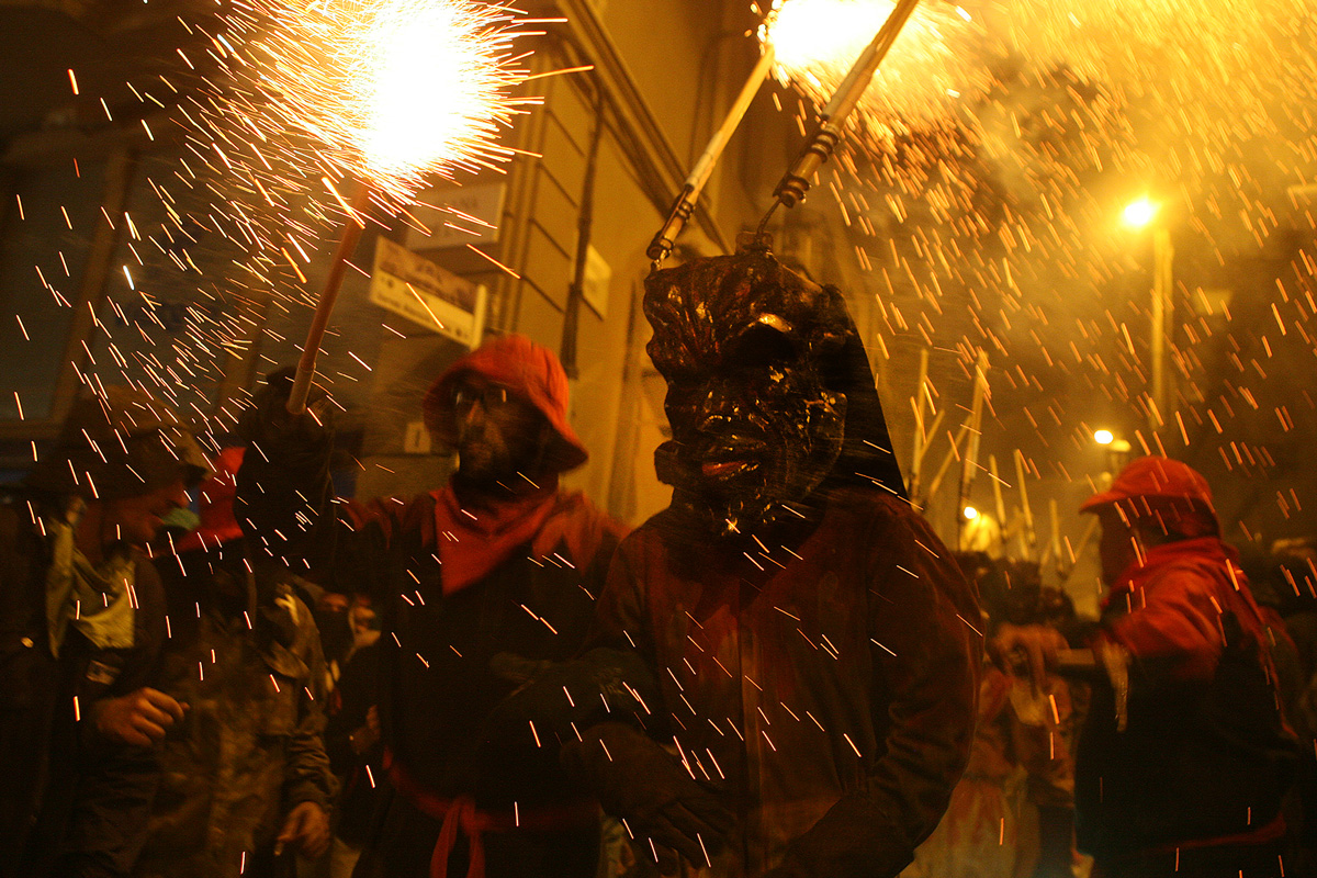 Diable amb màscara al Correfoc de Manresa