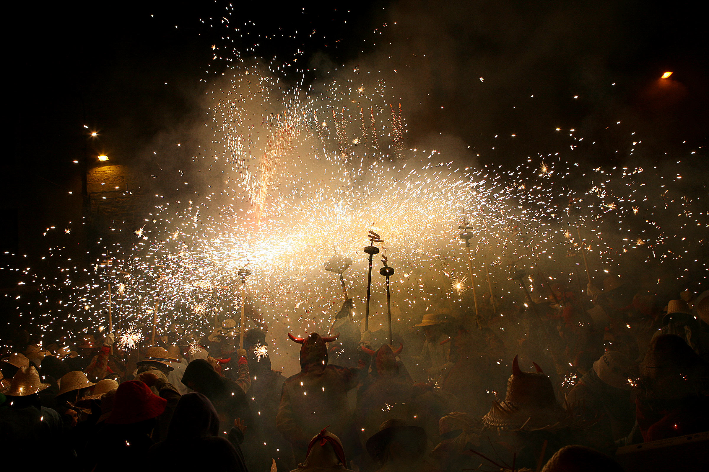 Diables creant un camí de foc