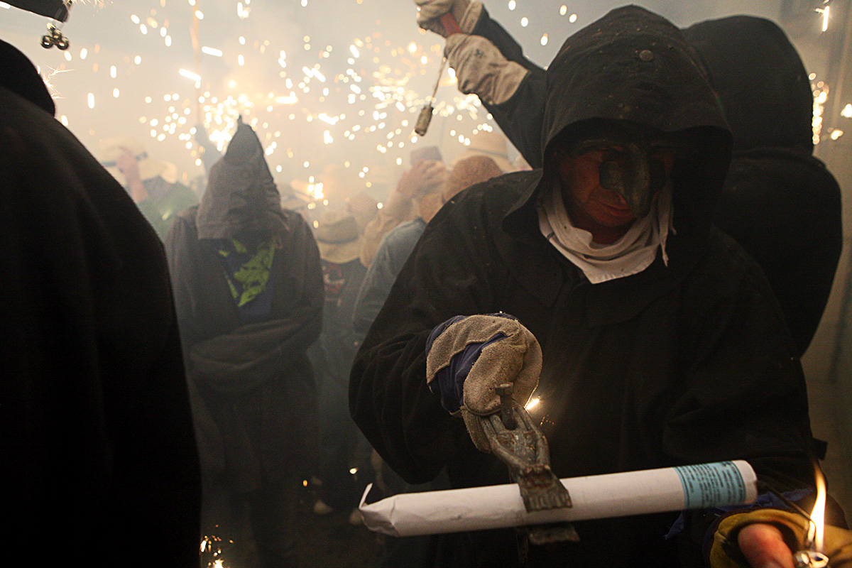Membre dels Dracs encenent un coet