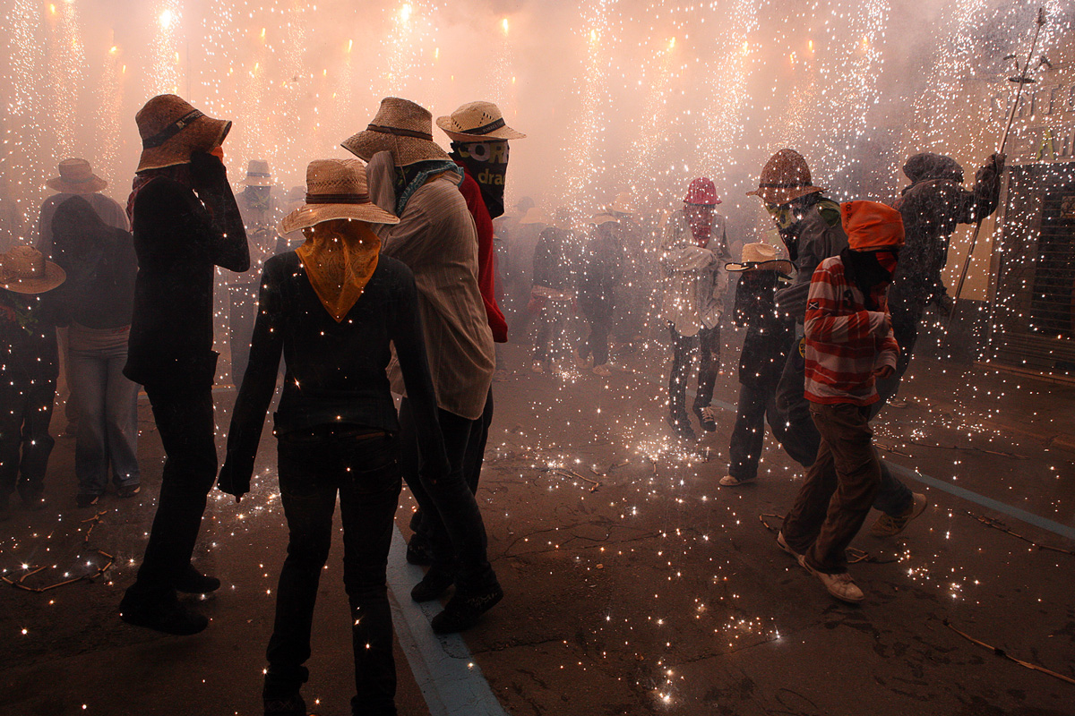 Ballant sota cortines de foc