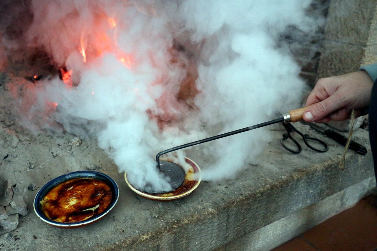 Amb el cremador es caramel·litza el sucre