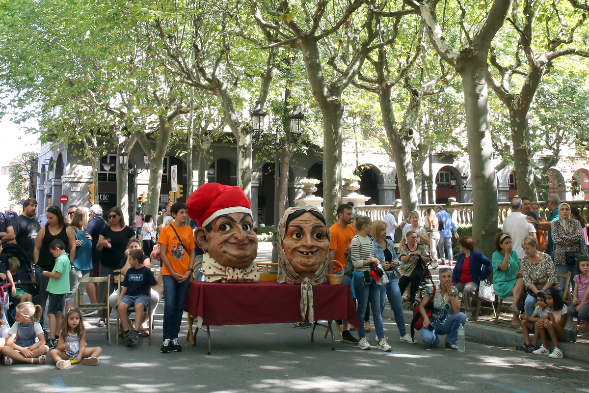 Els caps de les figures a la plaça Clarà, observant els darrers balls de la faràndula