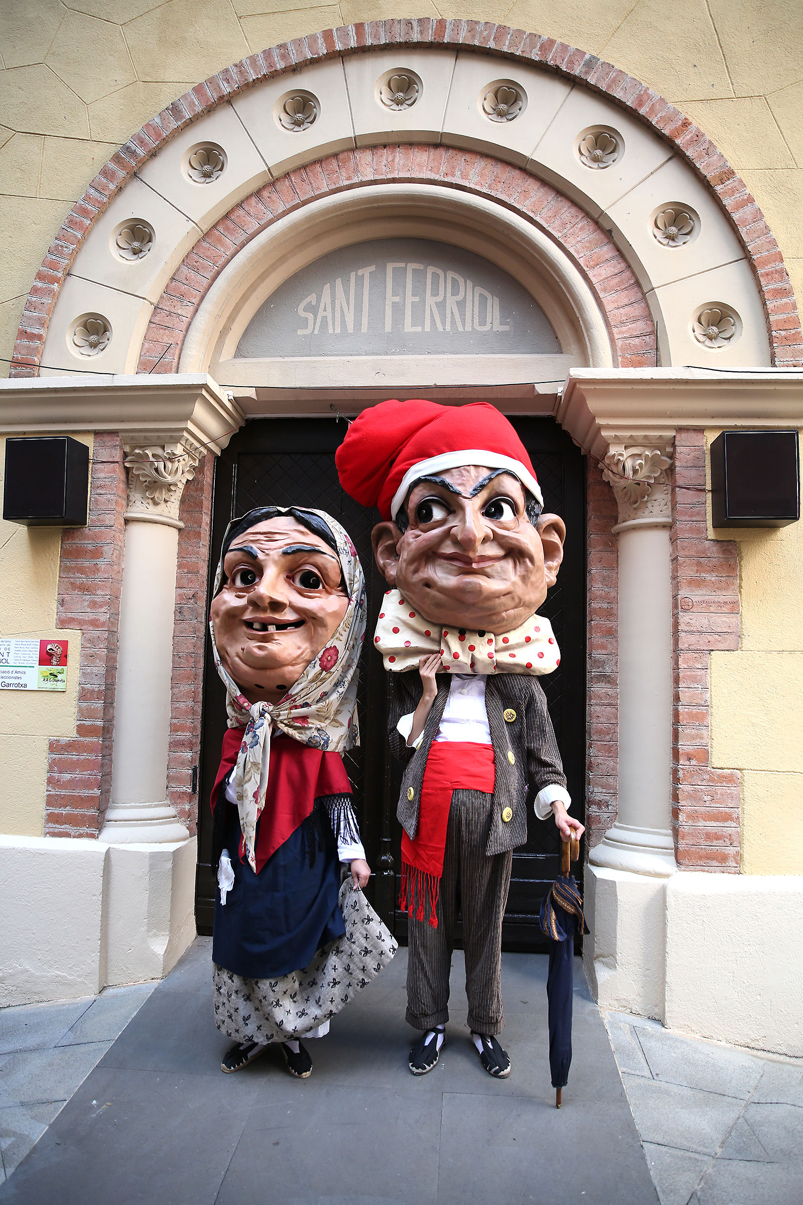 Els dos capgrossos davant la Capella de Sant Ferriol