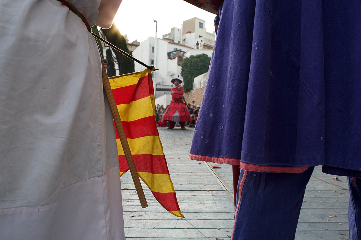 La Diablessa porta un vestit vermell amb faldilla llarga