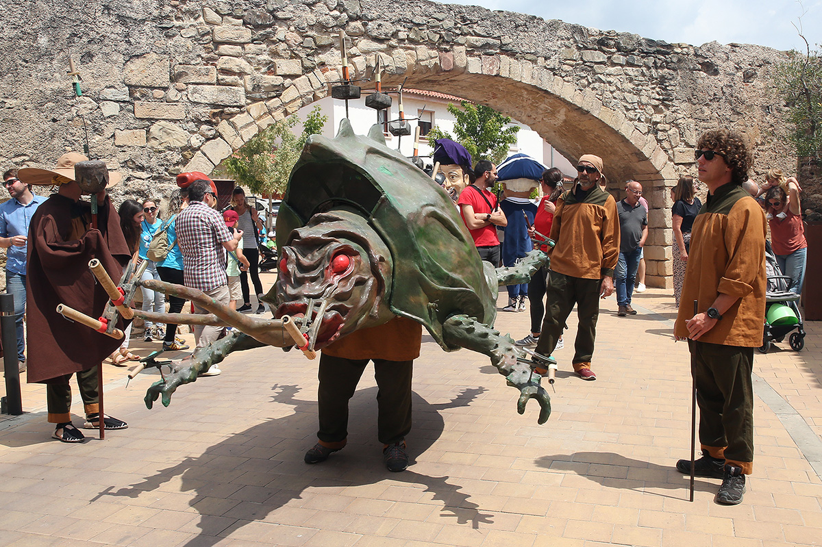 La figura acompanyada de bastaixos i grifolles