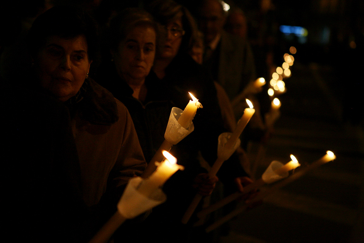Centenars de persones els acompanyen cremant cera