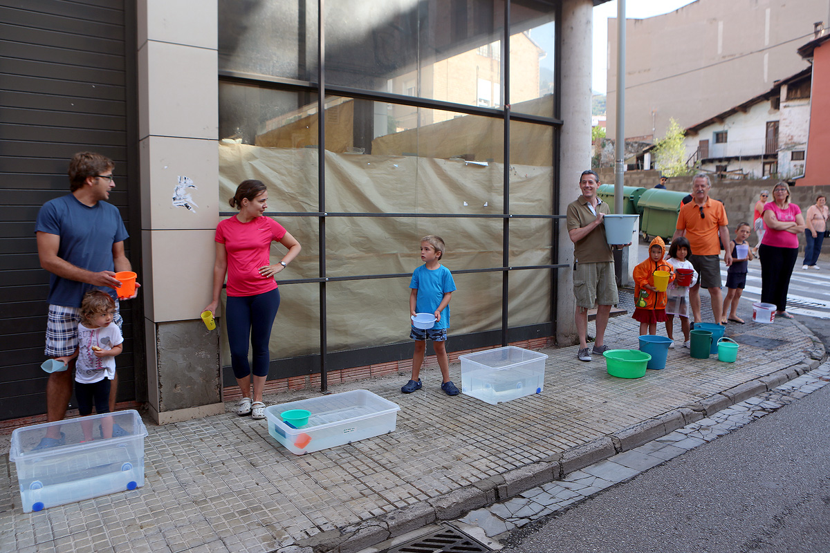 L'aigua es llança amb recipients de tot tipus
