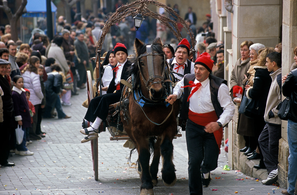 Els tombs per la vila