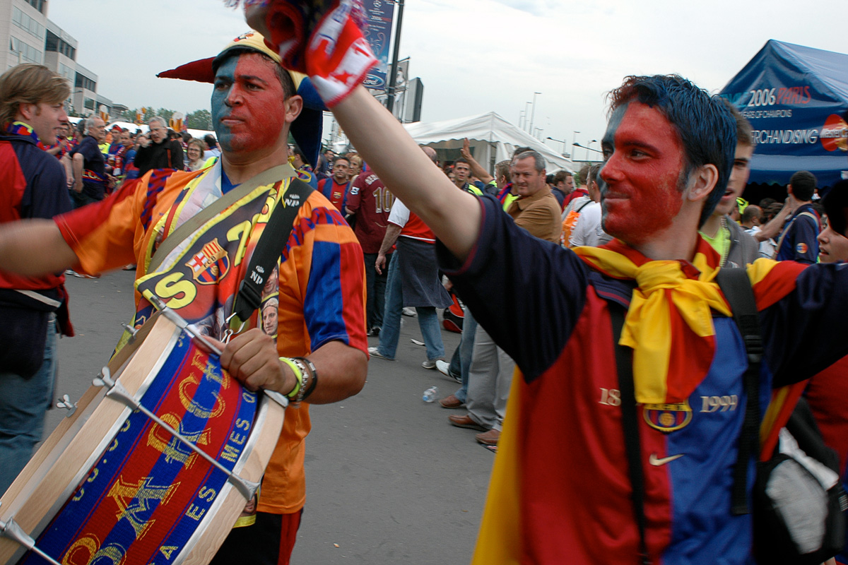 Tambors, càntics i banderes