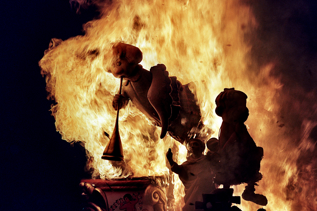 Les flames consumint una falla