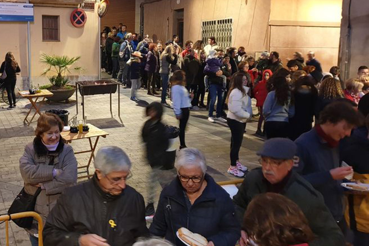 Cua per accedir al menjar