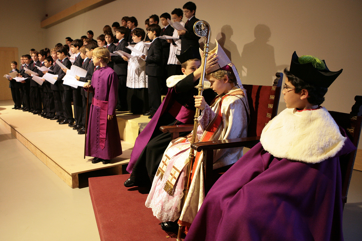 Un ajudant li posa bé la mitra