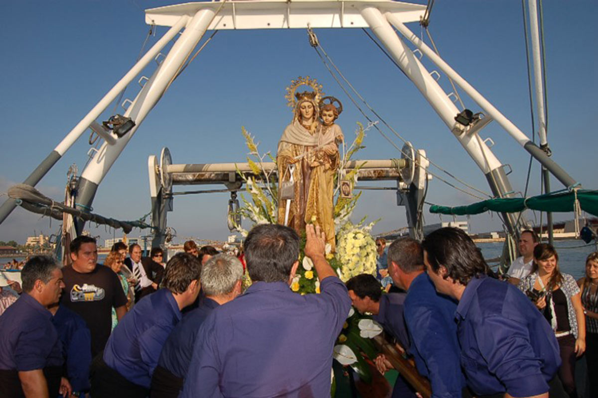 La Mare de Déu s'instal·la dalt una barca per començar la processó marítima