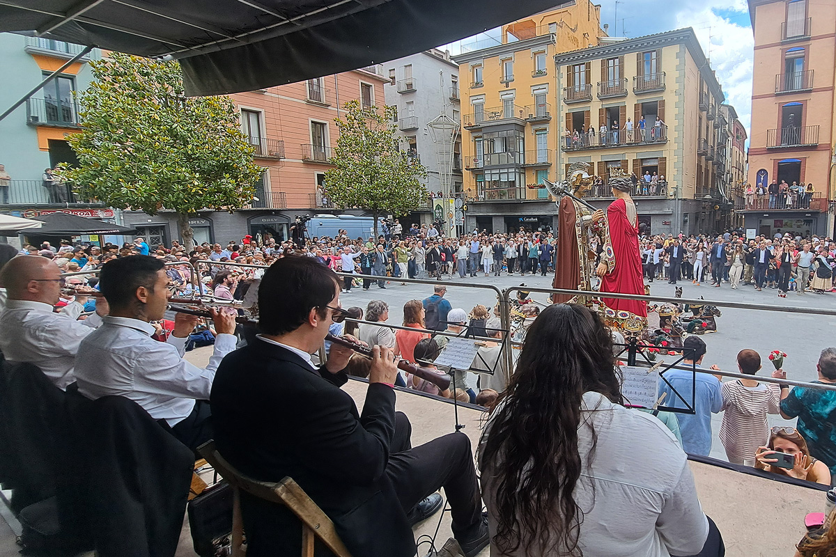 Cobla i gegants durant la sardana de Corpus
