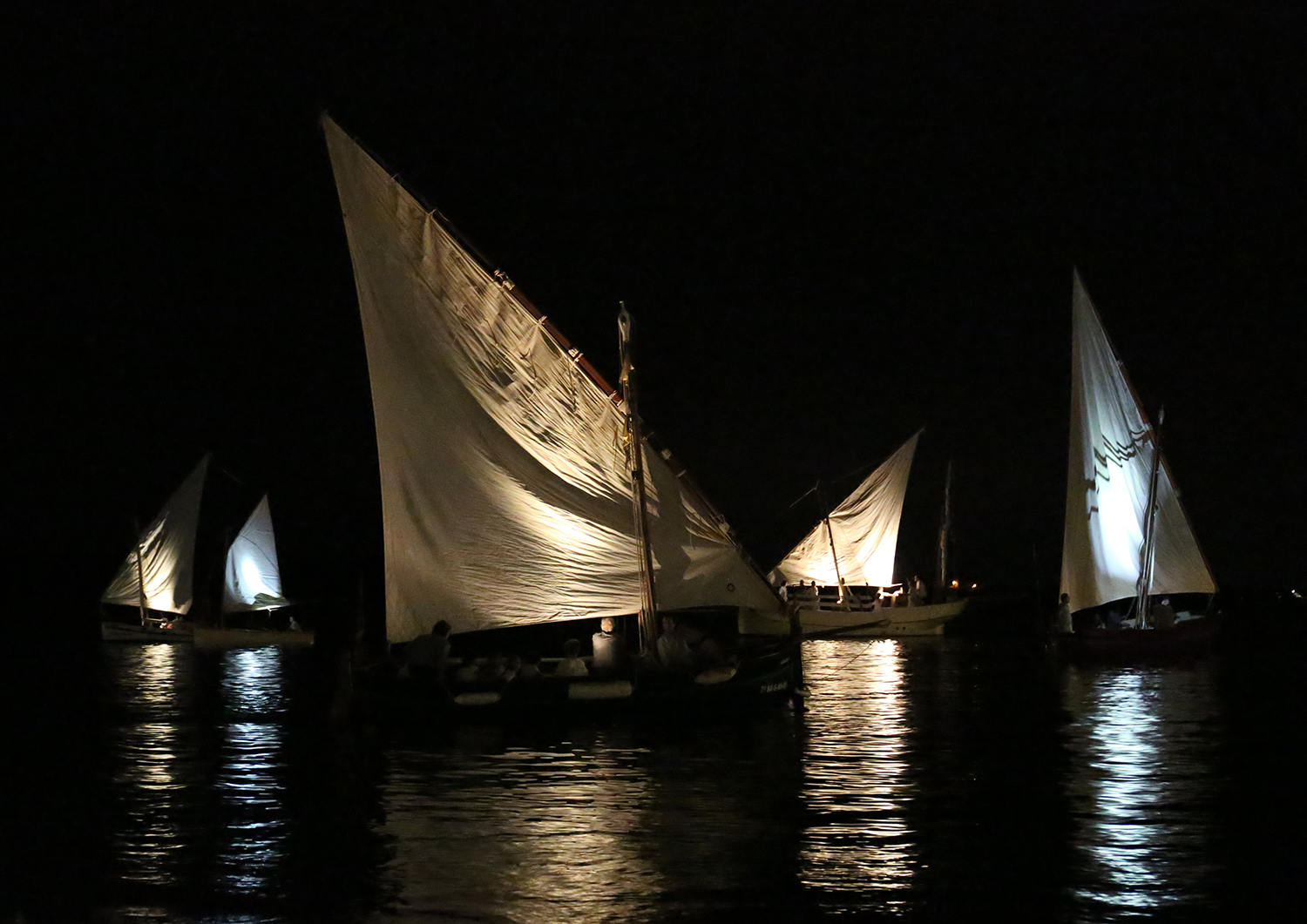 Arribada nocturna de barques