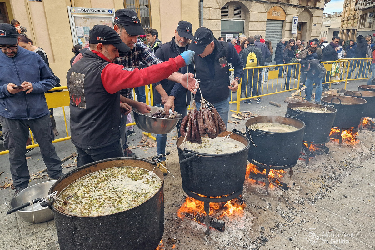 Afegint botifarres a les calderes
