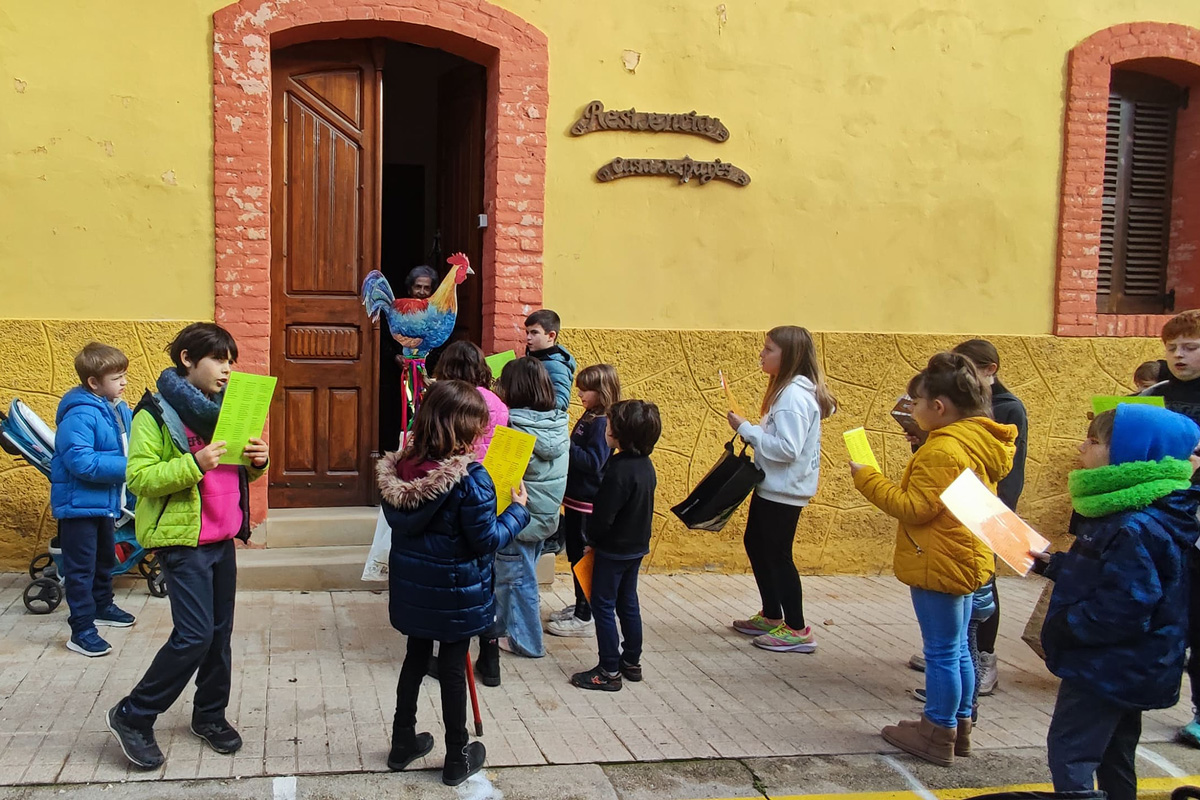 La comitiva apunt d'entrar a la residència d'avis