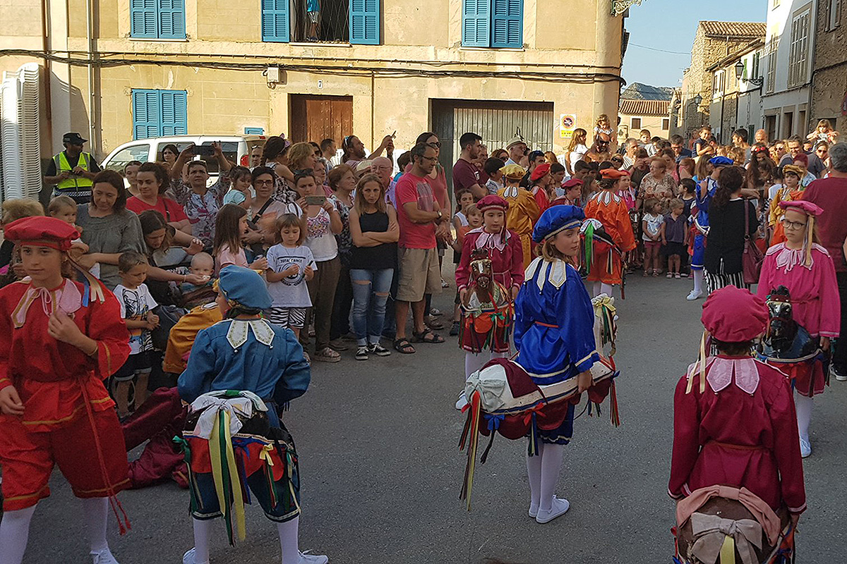 Els cavallets ballant al carrer
