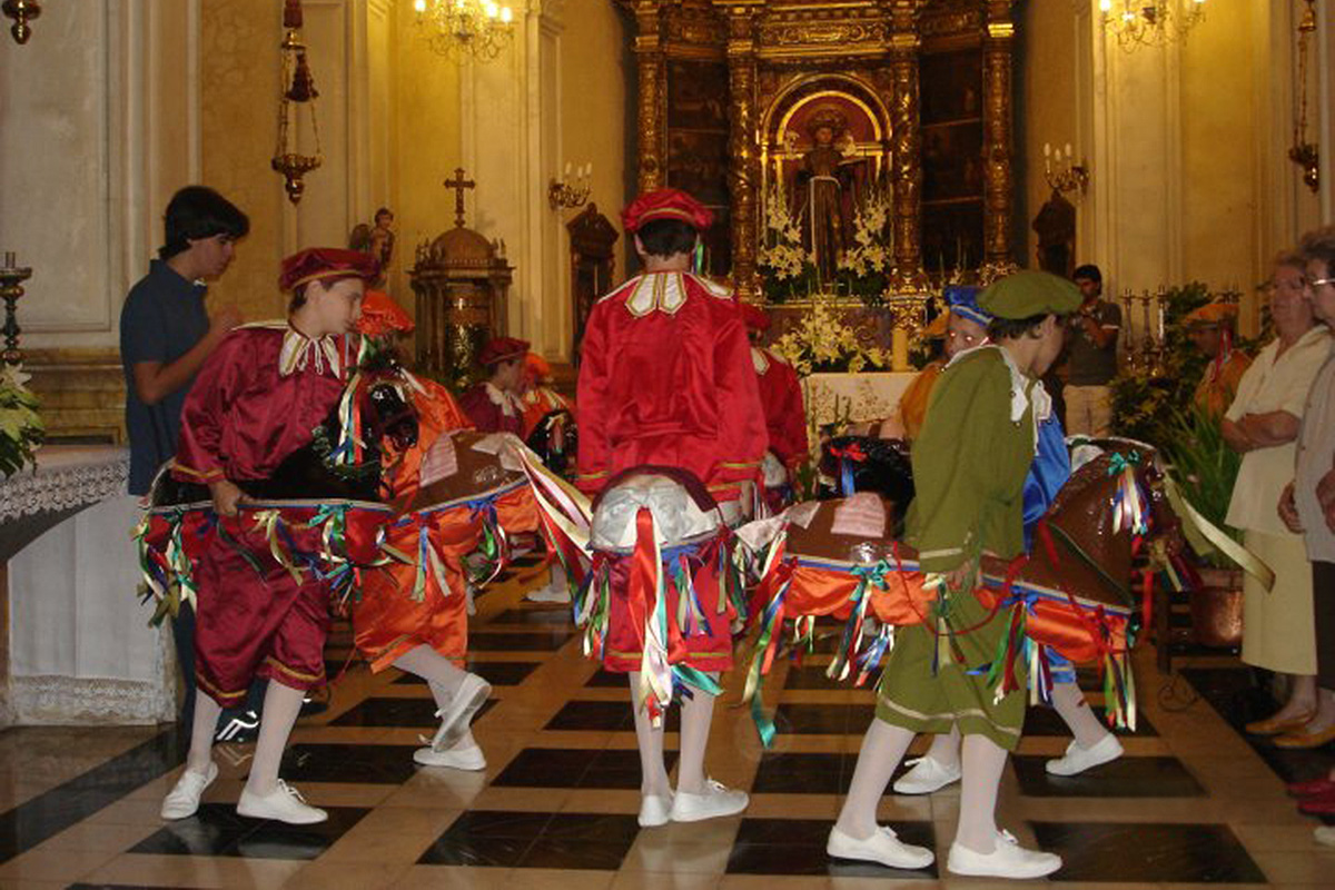 Els cavallets dansant dins l'església